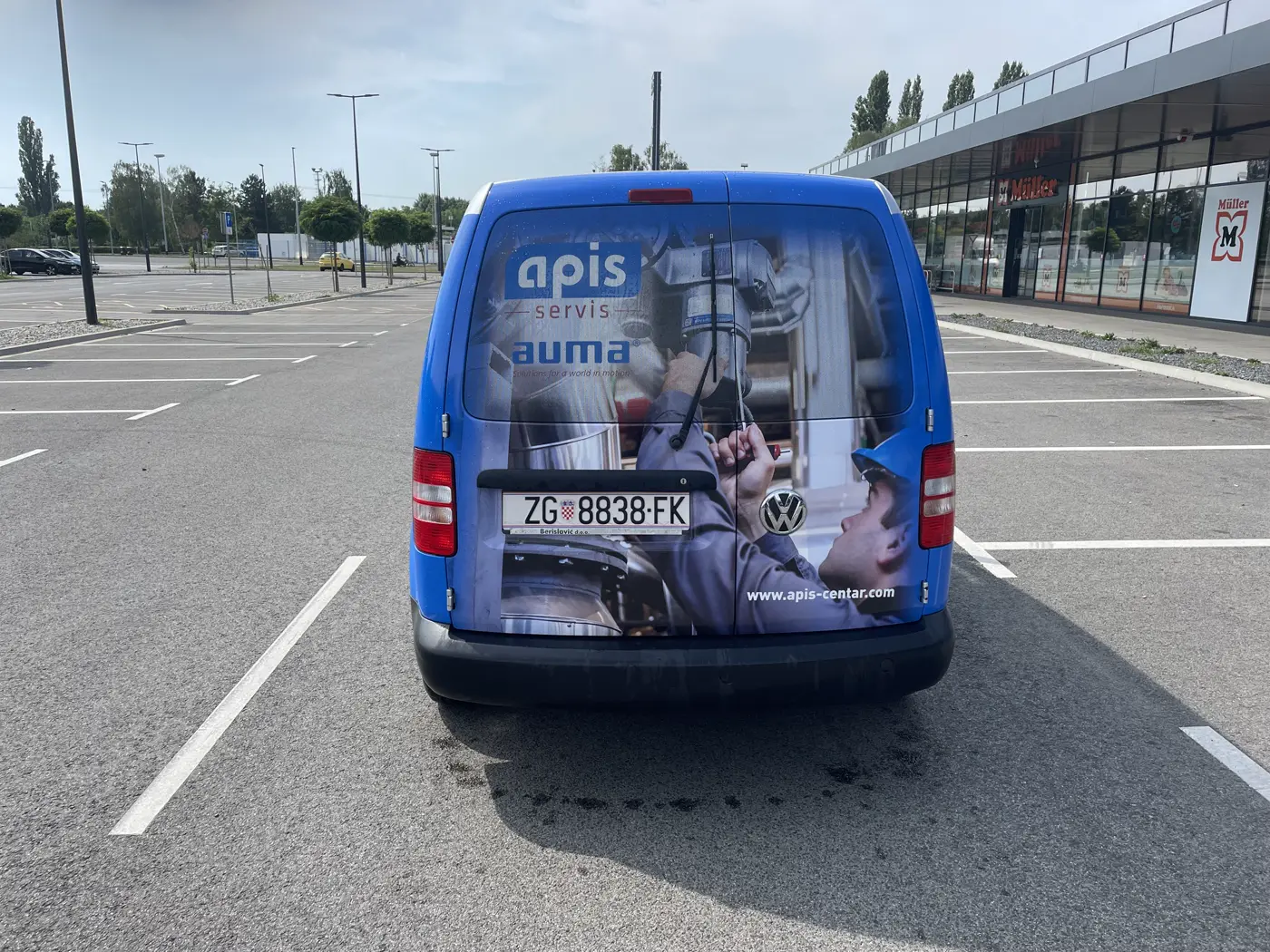 Grafički označeno poslovno vozilo Apis