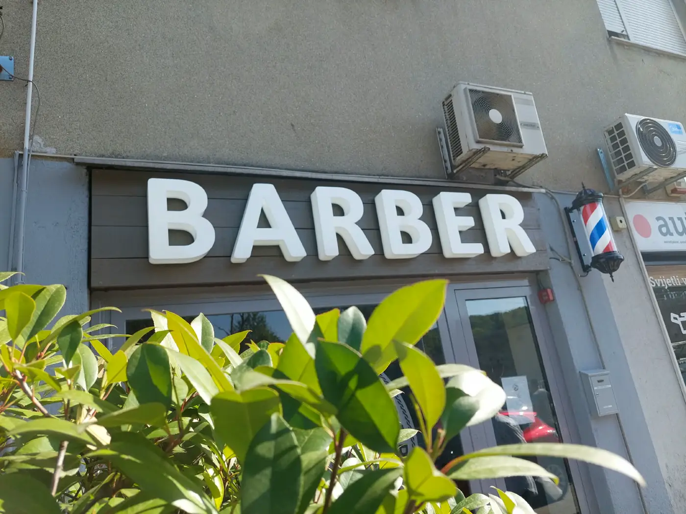 Izvedeni vanjski natpis Barber