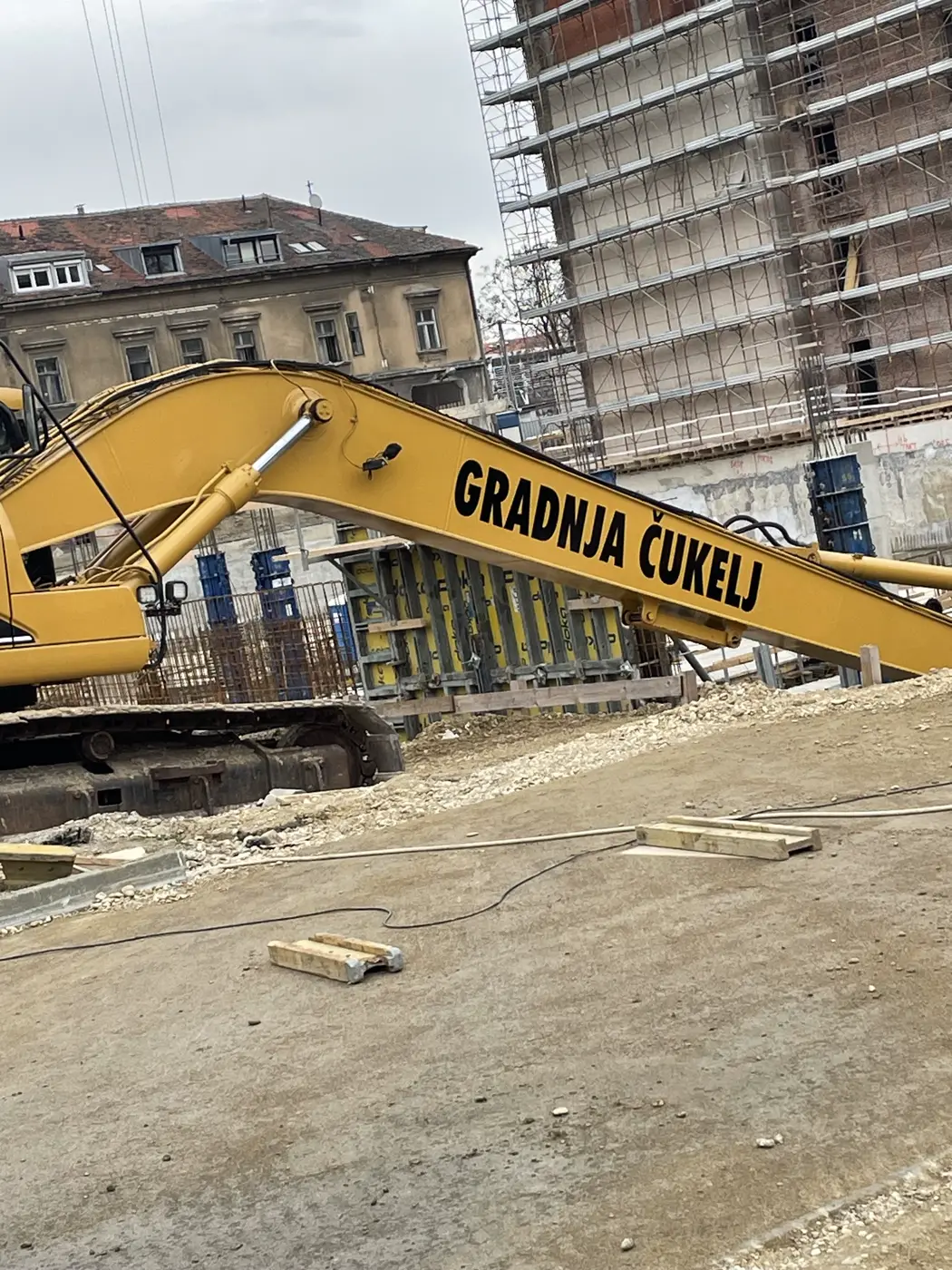 Informativna grafika postavljena na gradilištu